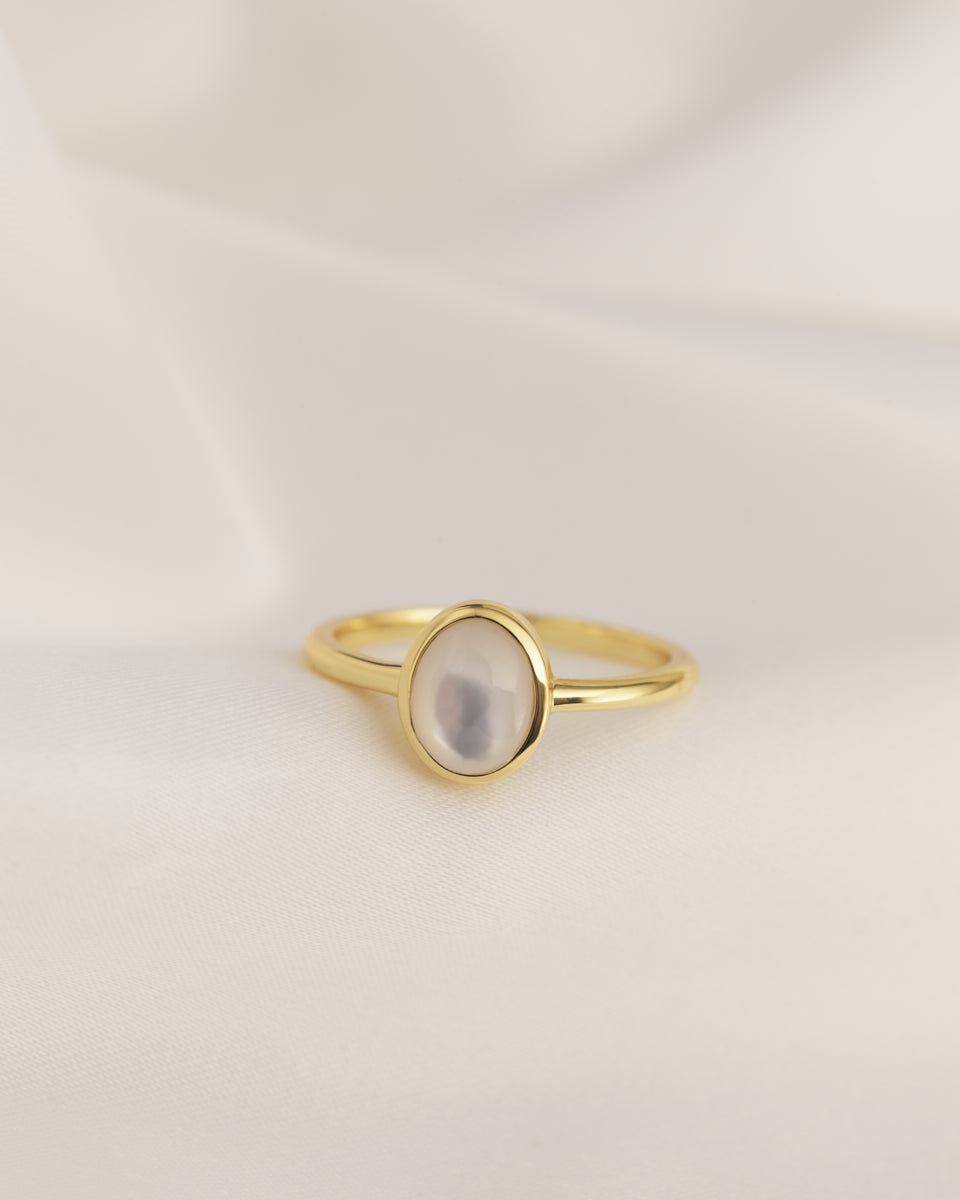 Oval Stone ring – Mother of Pearl, Gold, size 5
