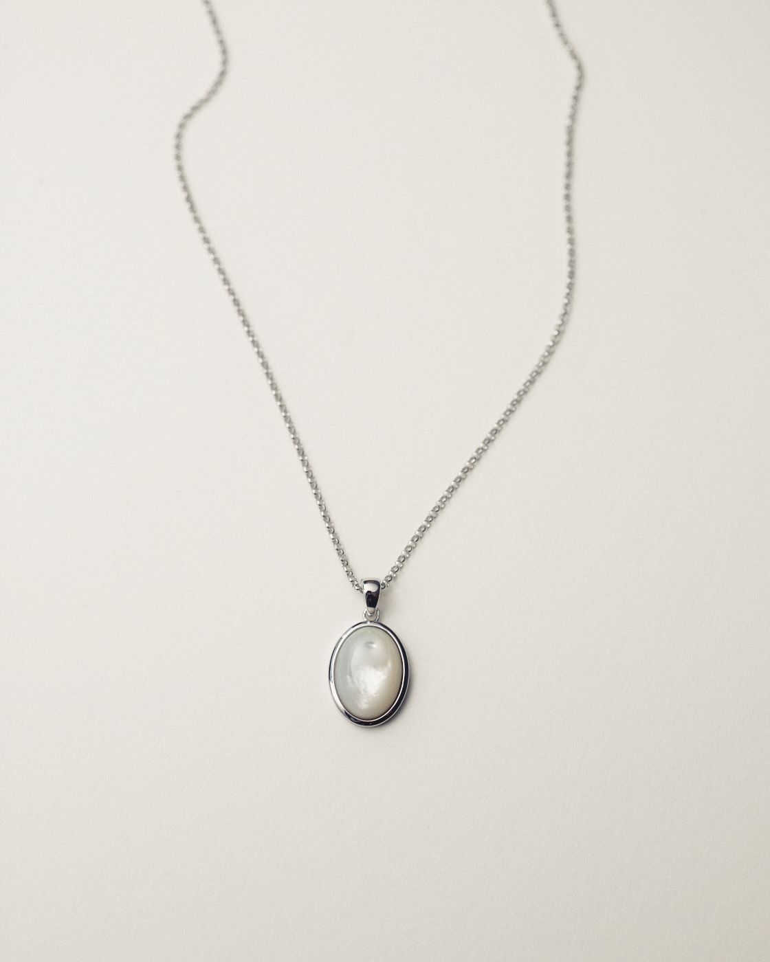 Oval Stone necklace – Mother of Pearl, Silver